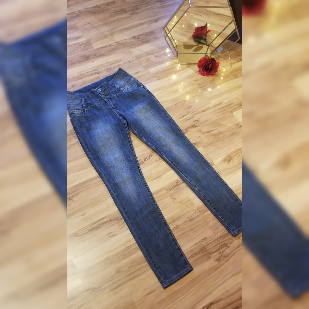 вeaυтιғυl 1ѕт ĸιѕѕ нιgн waιѕтed jeanѕ